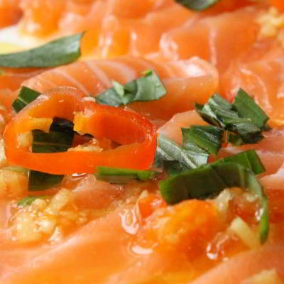 Carpaccio de saumon au gingembre et basilic thaï