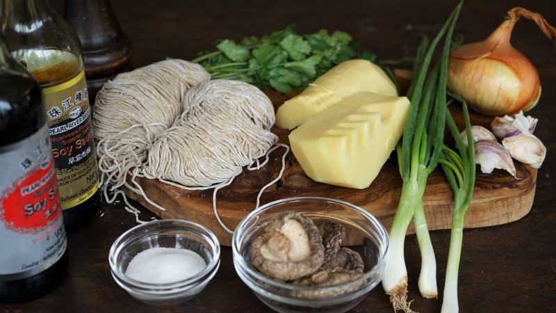 Nouilles sautées chinoises pour accompagner les viandes - les ingrédients