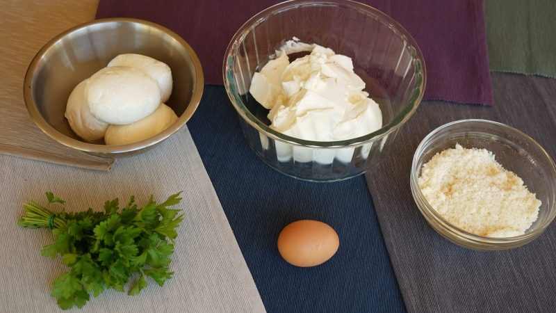 Ingrédients de la sauce aux fromages pour les lasagnes à la bolognaise