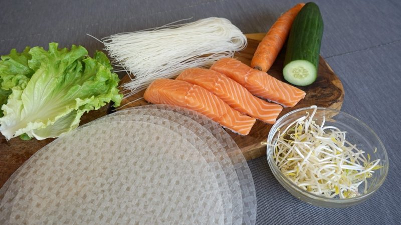 Ingrédients des rouleaux de printemps au saumon sauce teriyaki