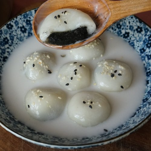 Mochis au sésame noir en soupe de lait de coco sucrée