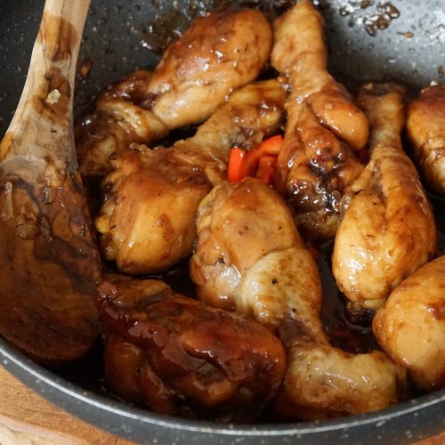 Poulet indonésien à la sauce de soja sucrée 'Ayam Kecap'