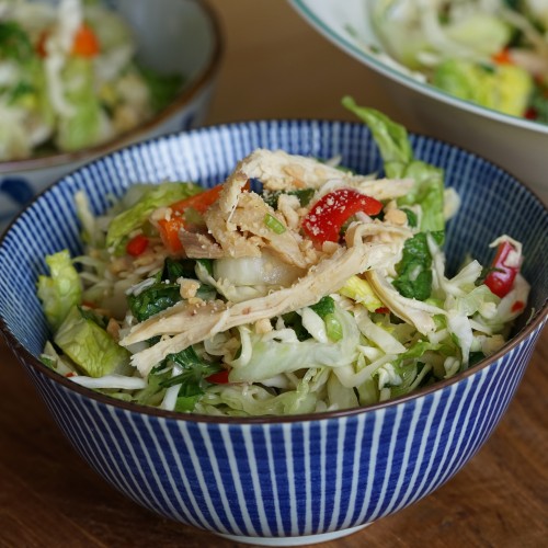 Salade de légumes et de poulet effiloché