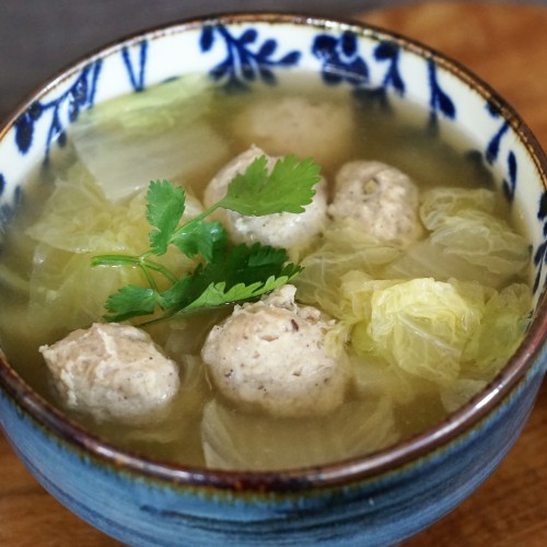 Soupe au chou chinois et aux boulettes de poulet