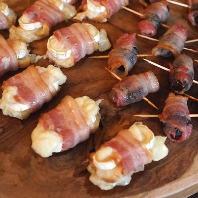 Canapés : Roulés de pruneaux au lard et au romarin - Chèvres chauds au lard et à l’ail