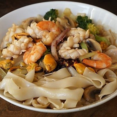 Pâtes de riz sautées aux fruits de mer