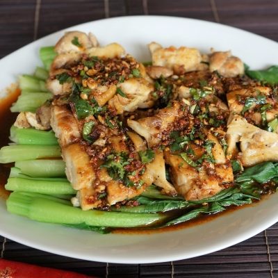 Poulet et Choy Sum à la Sauce Piquante