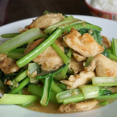 Poulet et choi sam sautés