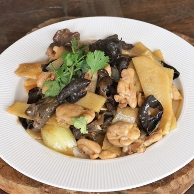 Poulet sauté aux champignons noirs et aux pousses de bambou