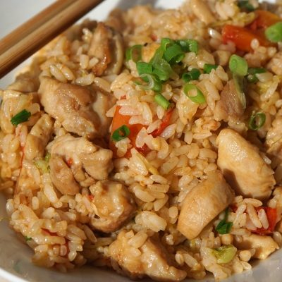 Riz sauté au poulet et au chou chinois