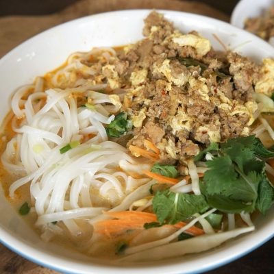 Rice Noodle Soup with Pork, Red Curry and Coconut Milk: Mi Kha Thi