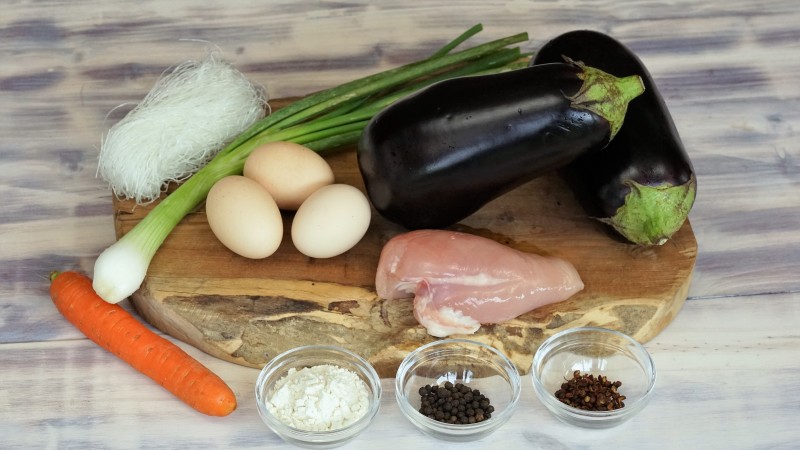 Anneaux d’aubergine farcis au poulet et aux vermicelles - les ingrédients