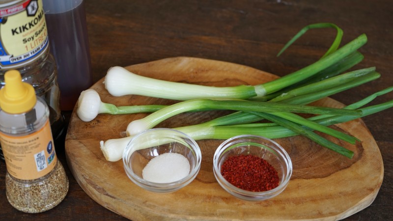 Ingrédients de la salade aux oignons pour accompagner la grillade coréenne