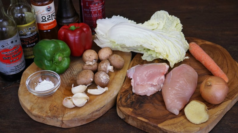 Ingrédients des tteok sautés au poulet et aux légumes