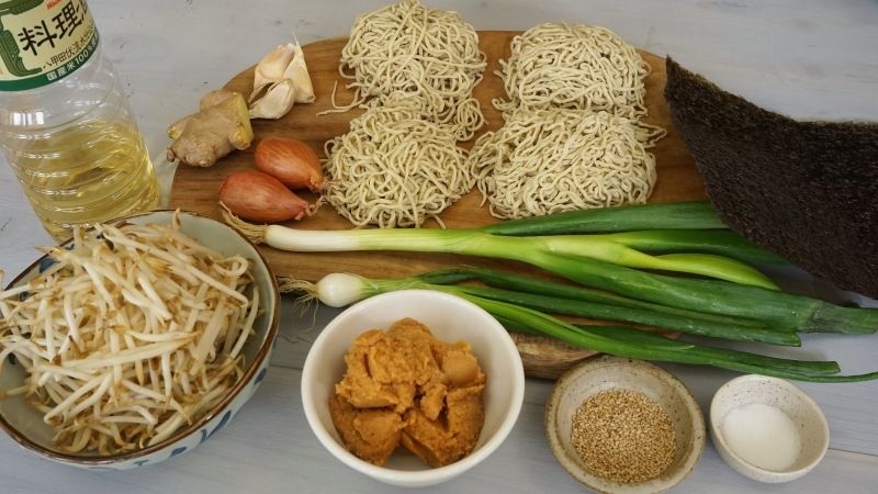 Ingrédient pour le bol de ramen au poulet karaage