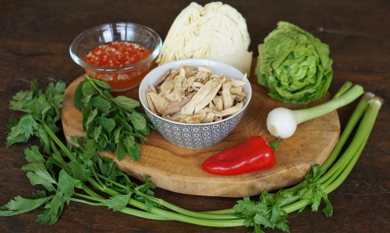 Salade de légumes et de poulet effiloché - les ingrédients