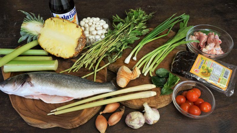 Ingrédients de la soupe aigre-douce cambodgienne au poisson