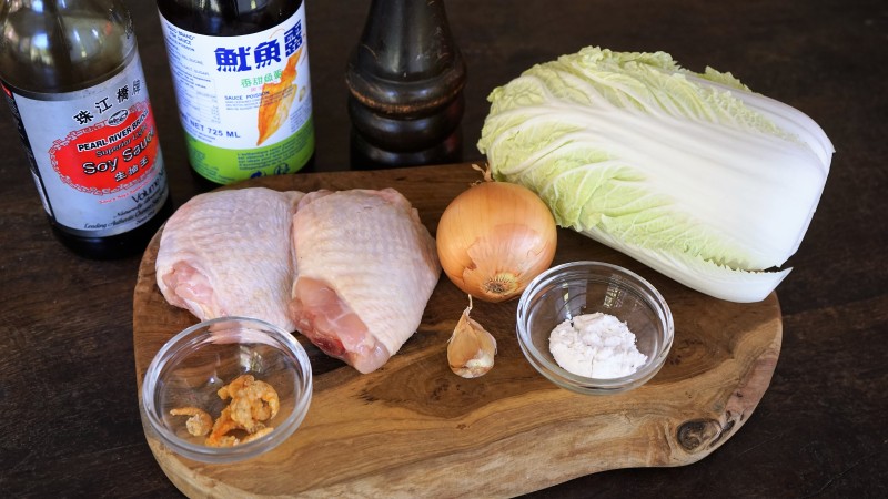 Soupe au chou chinois et aux boulettes de poulet - les ingrédients