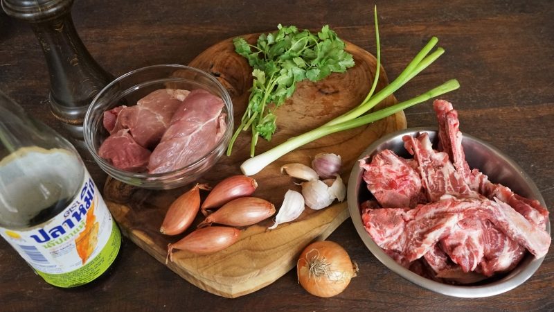 Ingrédients du Banh Can au boulettes de porc