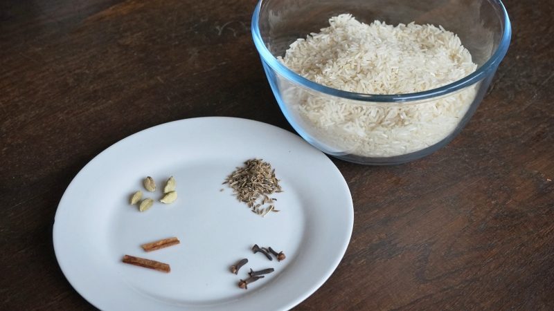 Riz basmati et ses épices pour le biryani