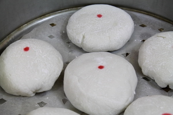 Brioches aux feuilles d'ail avant cuisson à la vapeur