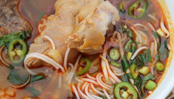 Bun Bo Hue - Soupe de vermicelles de riz au boeuf et au porc
