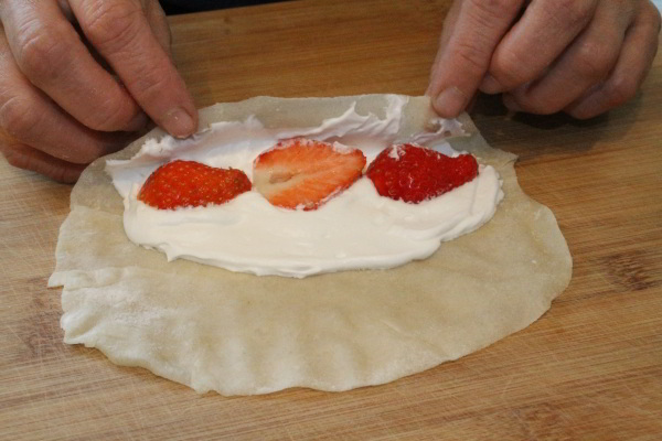 Une autre façon de déguster les galettes pour canard laqué: fraises et crème fouettée