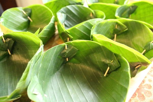 Petits paniers en feuille de bananier pour la cuisson à la vapeur