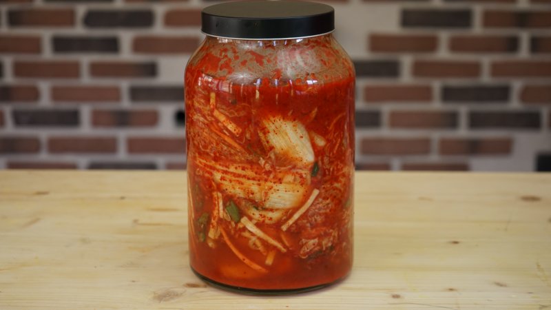 Kimchi en train de fermenter dans un pot