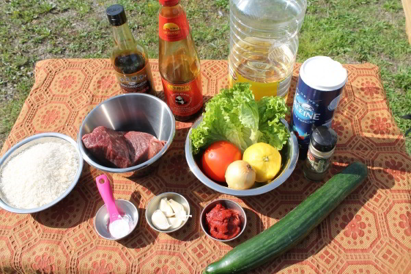 LOC LAC : Bœuf avec riz sauté à la tomate - les ingrédients