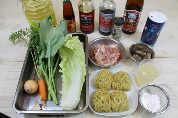 Ingrédients des nouilles frites au poulet et aux légumes