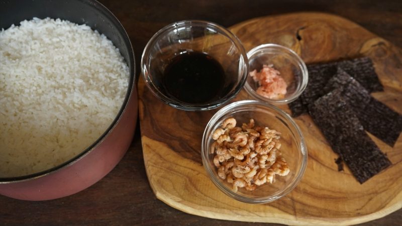 Ingrédients des onigiri aux crevettes grises sauce teriyaki