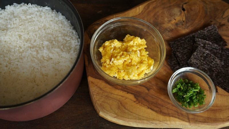 Ingrédients des onigiri à l'omelette et à la ciboulette