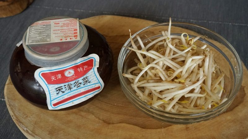 Tianjin preserved cabbage and bean sprouts for Thai rice noodles clear soup