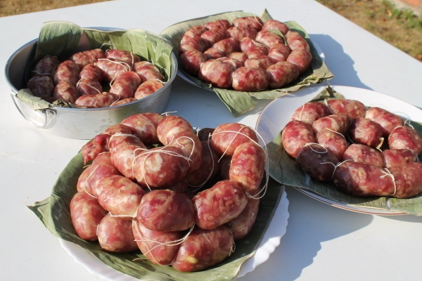 Saucisses laotiennes en train de sécher au soleil