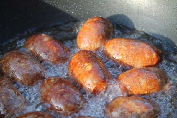 Friture des saucisses laotiennes acidulées