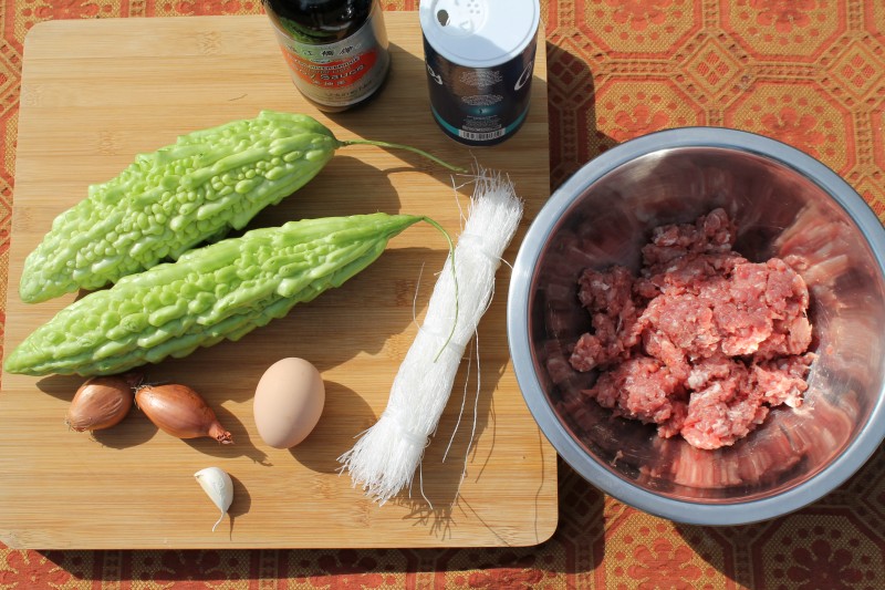 Soupe de Concombres Amers Farcis au Porc et aux Vermicelles - les ingrédients