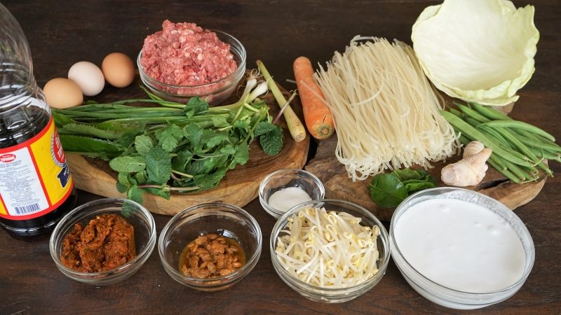 Ingrédients Soupe de pâtes de riz au porc, au curry rouge et au lait de coco - Mi kha thi