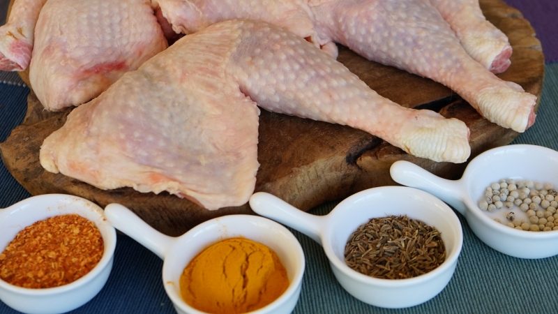Ingrédients de la marinade de poulet pour le tajine