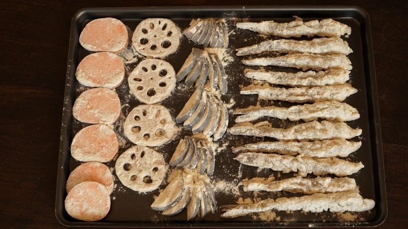 Tempura de crevettes et de légumes avant friture